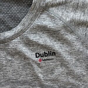 Like new from DUBLIN IRLAND Lululemon Athletica Heathered Gray Tee Sz 12